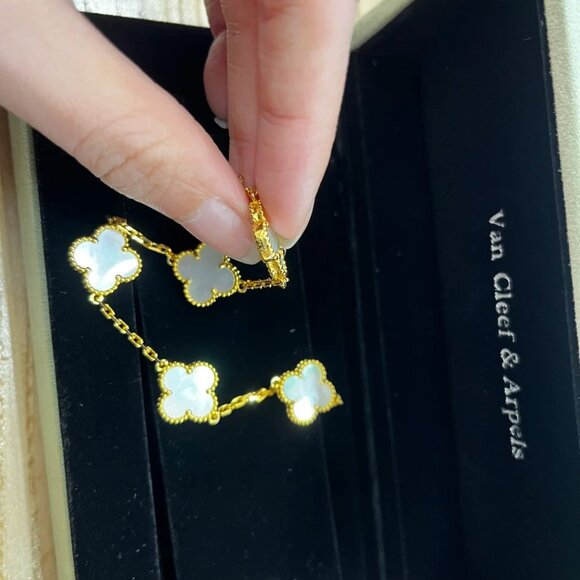 ✅Authentic Van Cleef & Arpels Fashion 18k Bracelet✅ - Picture 5 of 6